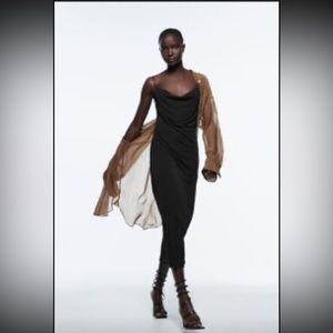 EVERYTHING HAS TO GO - Make an offer - 
Flowy midi dress in black - small.